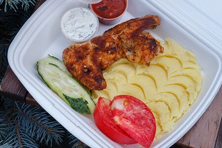 Куриные крылья с картофельным пюре, помидор, огурец