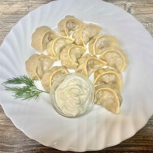 Пельмени ручной лепки со сметаной