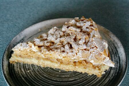 Яблочный пирог с меренгой