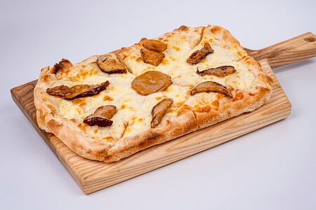 Римская пицца с белыми грибами и трюфельной пастой 