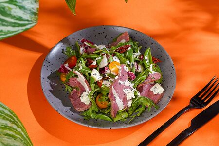Салат с ростбифом и вялеными томатами