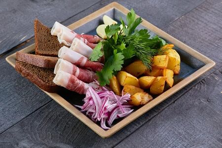 Сало с картошечкой и ржаным хлебом