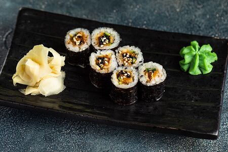 Ролл с угрём