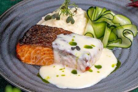 Стейк из лосося с пюре из цветной капусты и соусом из сыра бри