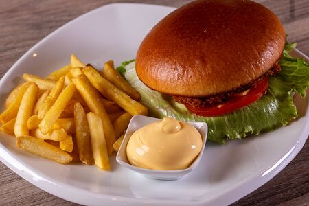 Спайси-бургер и картофель фри