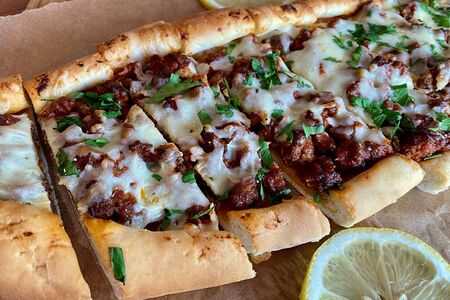 Пиде с рубленой говядиной в томатном соусе