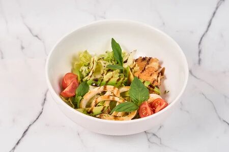 Салат с кальмаром и жареным сыром