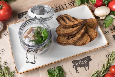 Ломтики атлантической сельди с тостами