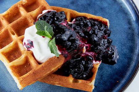 Вафля с вишневым конфитюром и сметаной