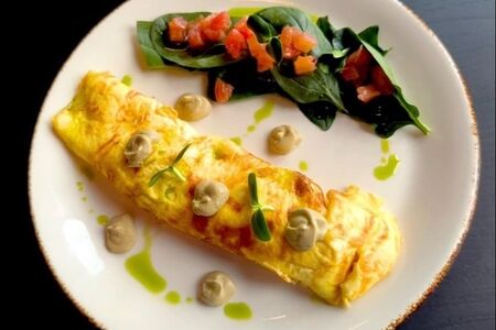 Французский омлет с мясом из авокадо и молодым шпинатом