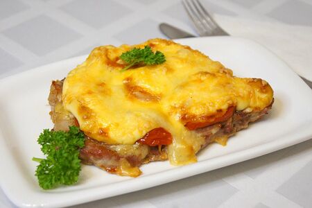 Отбивная куриная с помидорами и сыром