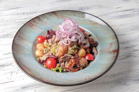 Теплый салат с молодым картофелем