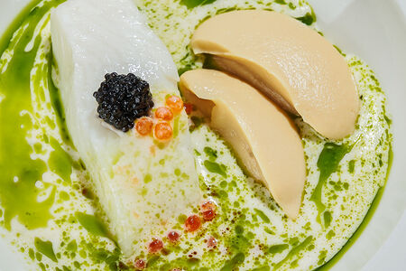 Палтус на пару, пюре из пастернака, соус Белое вино