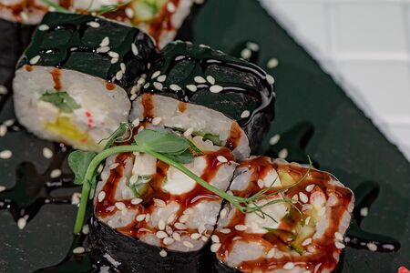 Ролл с куриным филе и такуаном