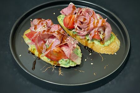 Брускетта с пастрами