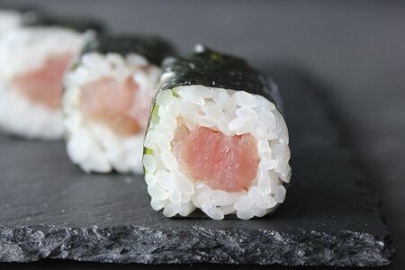 Ролл с тунцом