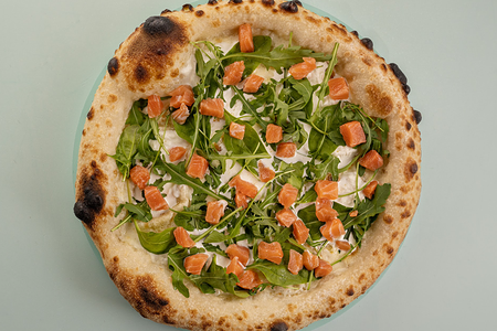 Пицца с лососем и страчателлой