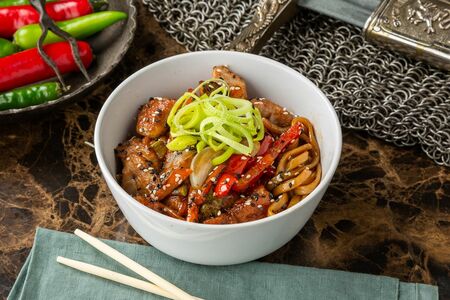 Вок с курицей и грибами