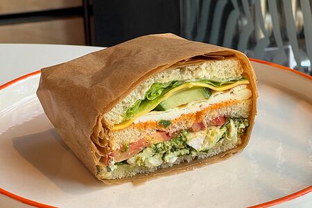 Сэндвич с курицей и песто