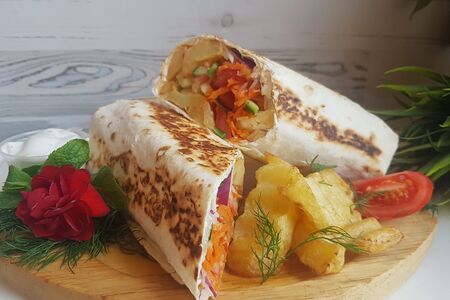 Шаверма в лаваше с картофель