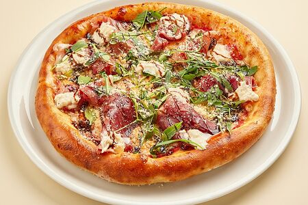 Пицца с хамоном и страчателлой