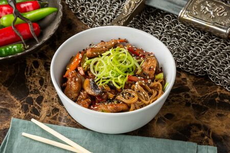 Вок со свининой и грибами