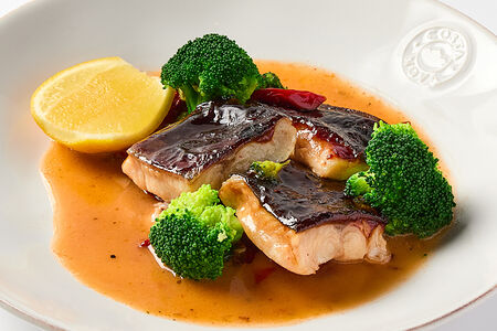 Угольная рыба с брокколи и шпинатом