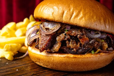 Бургер с рваной свининой