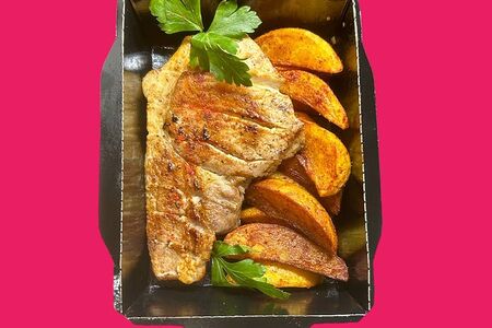 Стейк из свинины с картофелем по-деревенски