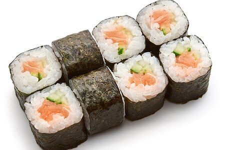 Маки с лососем и огурцом