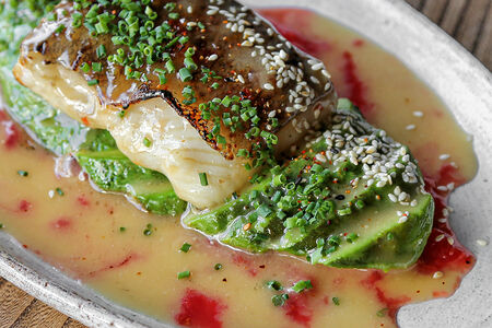 Палтус с авокадо и мисо