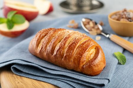 Рулет с яблоком