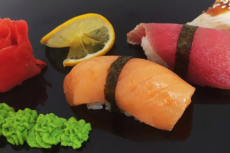 Суши с лососем