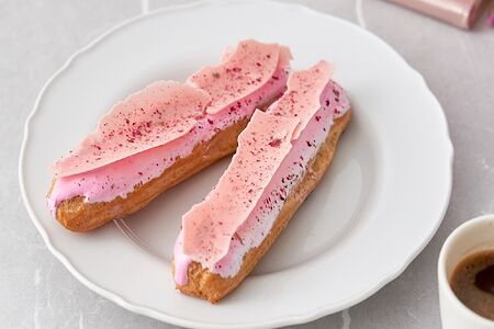 Эклер клубничный