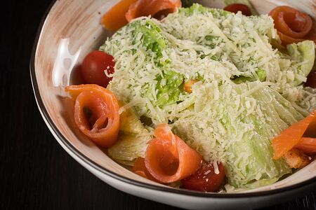 Салат Цезарь со слабосолёным лососем