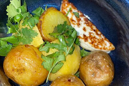 Картофель беби с жареным сулугуни