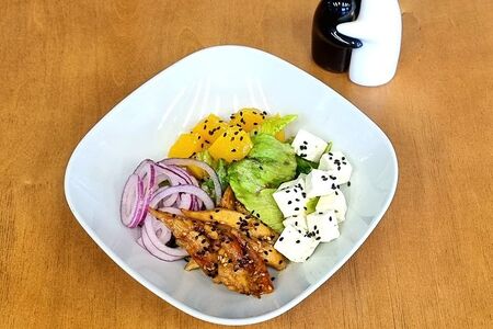 Салат с курицей терияки, персиком и сыром фета