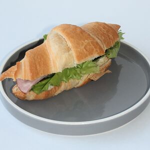 Круассан с ветчиной