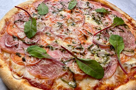 Пицца Ветчина с соусом песто