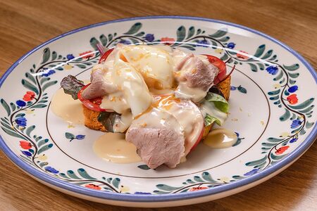 Яйцо пашот с ростбифом на томатной фокачче