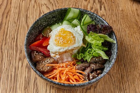 Пибимпаб с говядиной и жареным яйцом