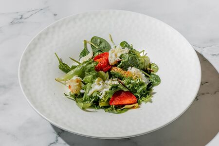 Салат с крабом, томатами и авокадо