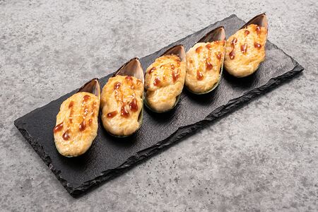 Запечённые мидии с фирменным соусом