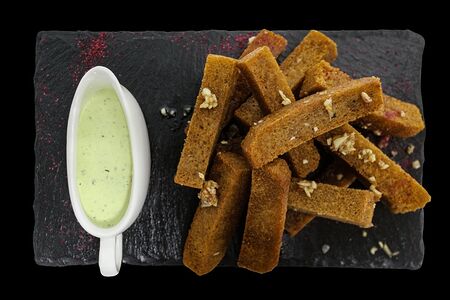 Гренки чесночные с соусом тартар