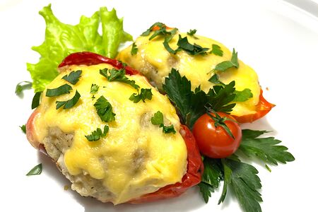 Перец фаршированный запеченный под сыром