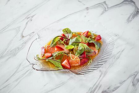 Лосось с клубникой, микс-салатом и соусом понзу