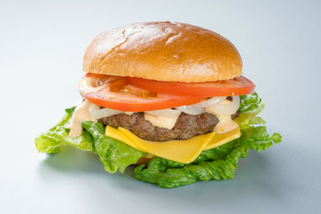 Сочный бургер гриль с говяжьей котлетой