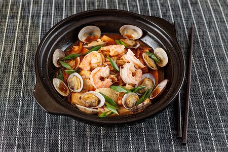 Морепродукты и тофу на сковороде