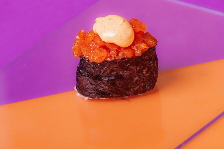 Гункан с лососем спайси