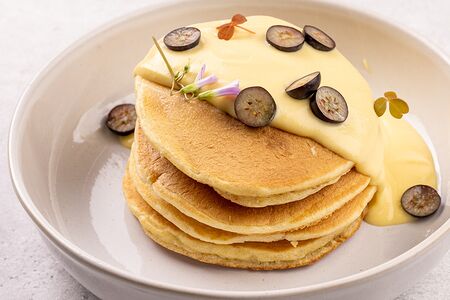 Фирменные панкейки с ванильным соусом